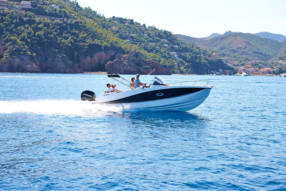 Quicksilver Activ 755 Sundeck