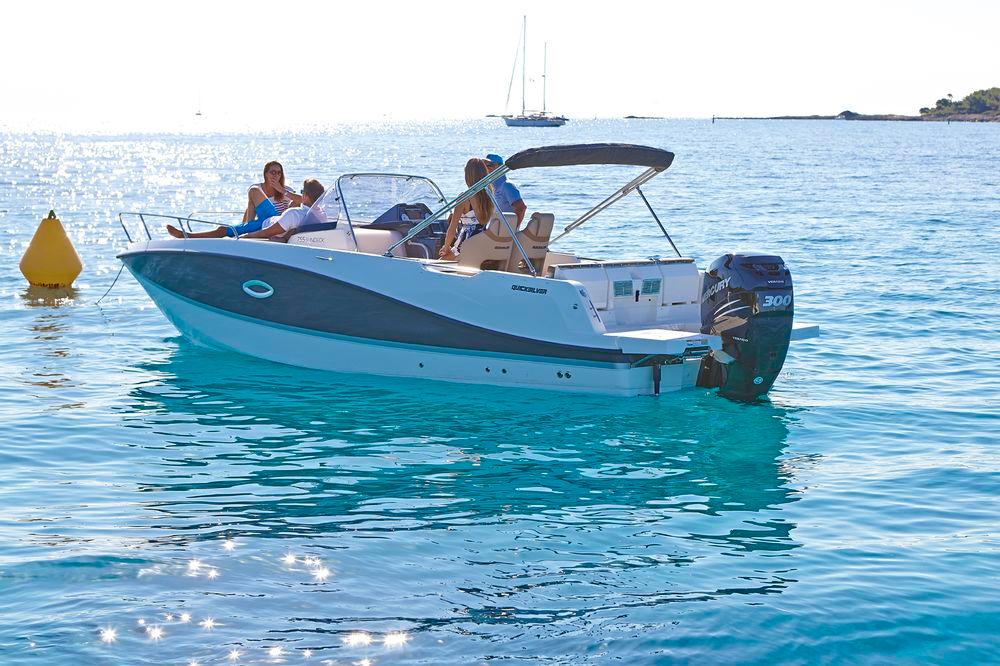 Quicksilver Activ 755 Sundeck