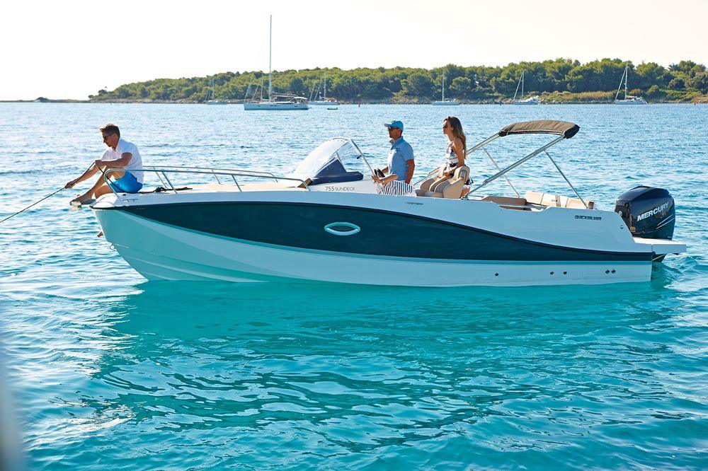 Quicksilver Activ 755 Sundeck