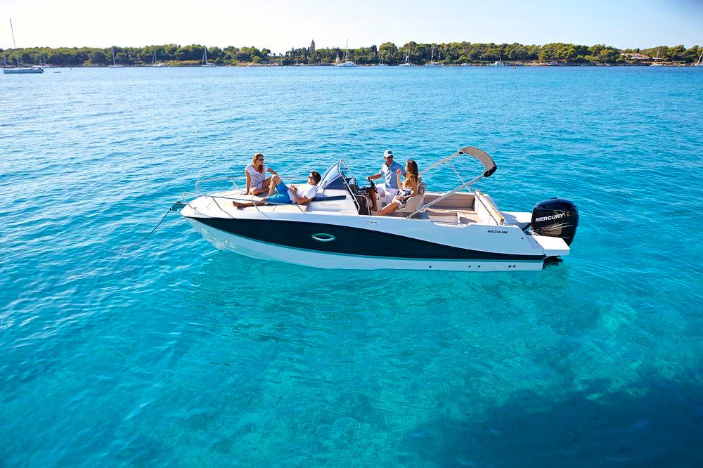 Quicksilver Activ 755 Sundeck