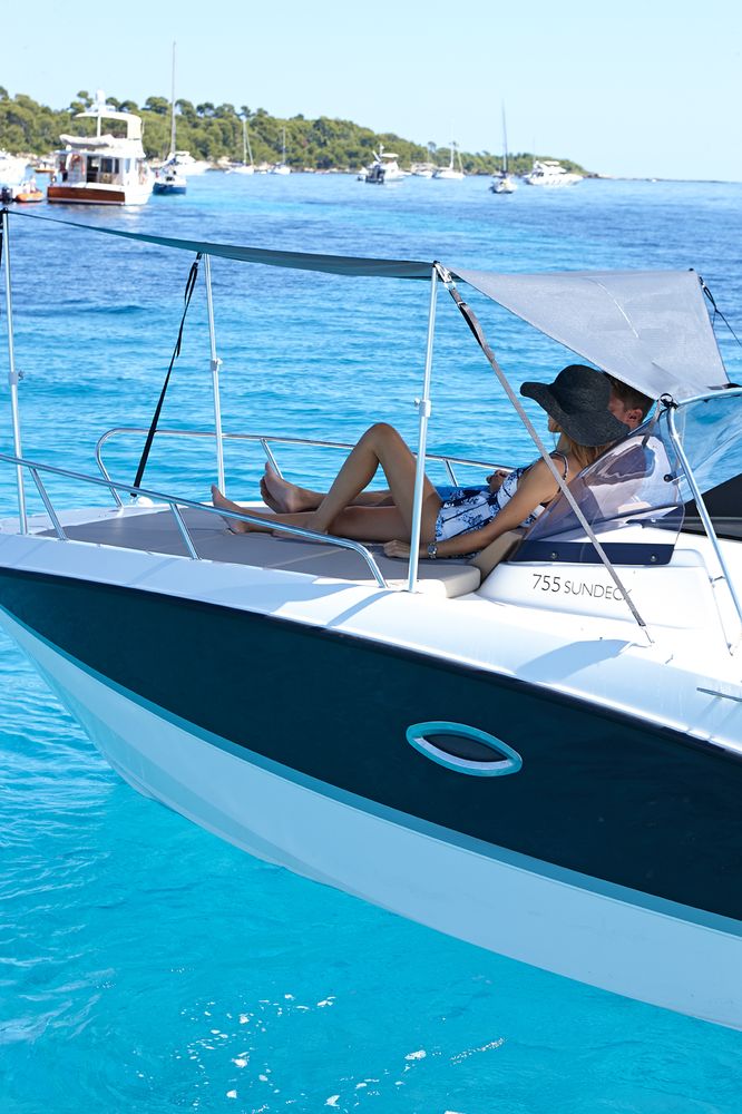 Quicksilver Activ 755 Sundeck