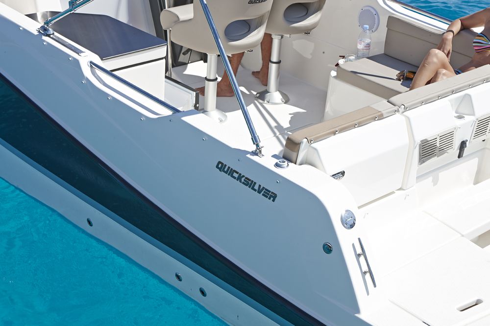 Quicksilver Activ 755 Sundeck