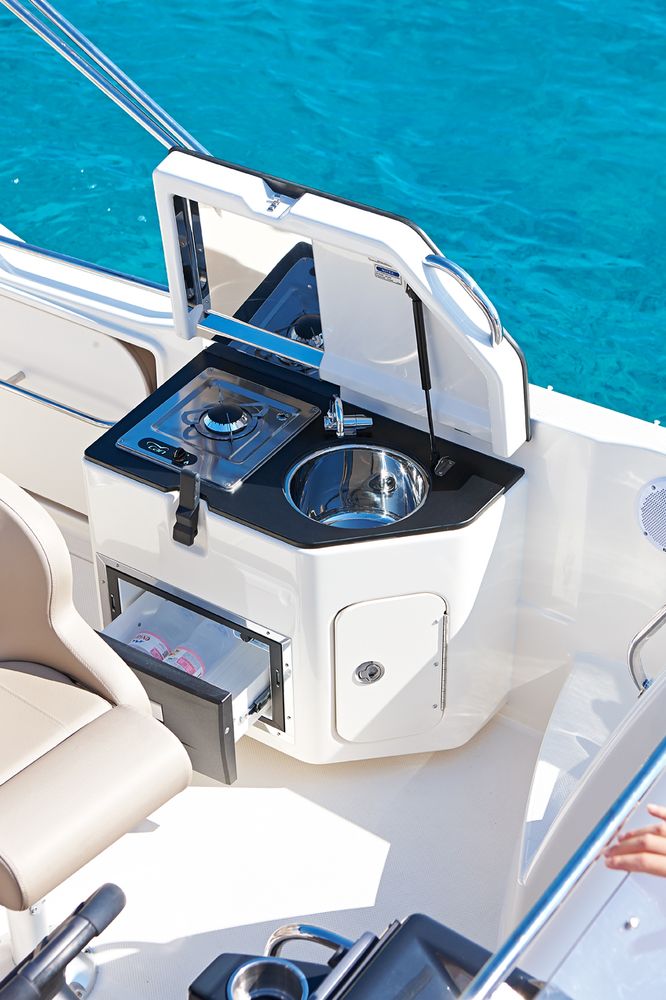 Quicksilver Activ 755 Sundeck