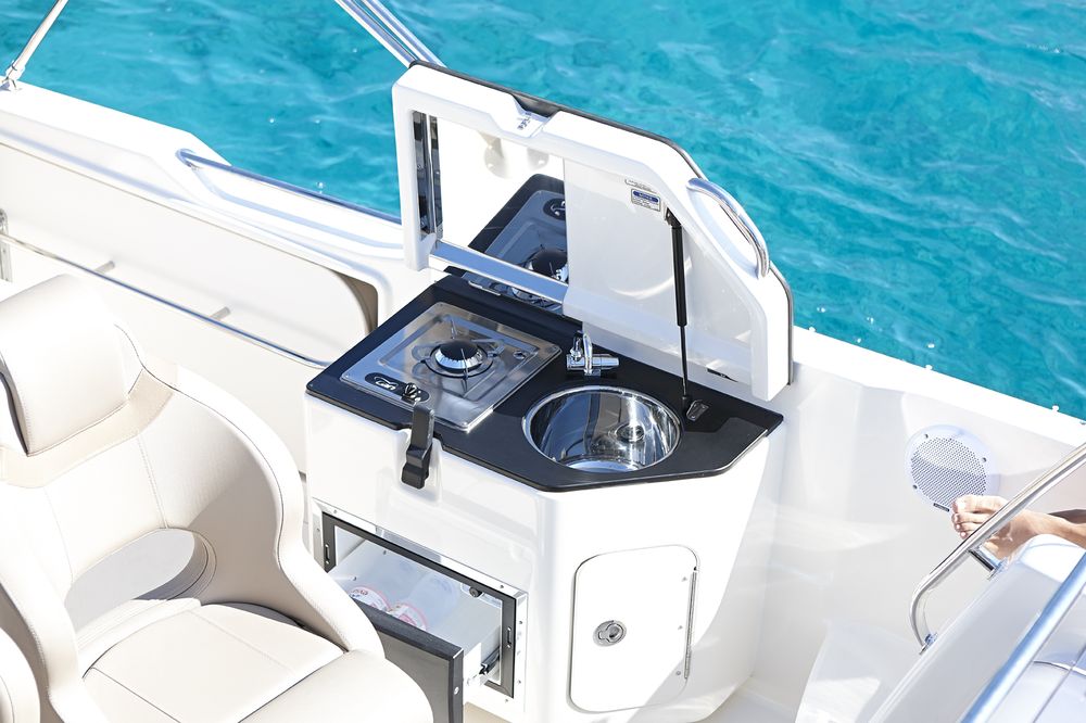 Quicksilver Activ 755 Sundeck