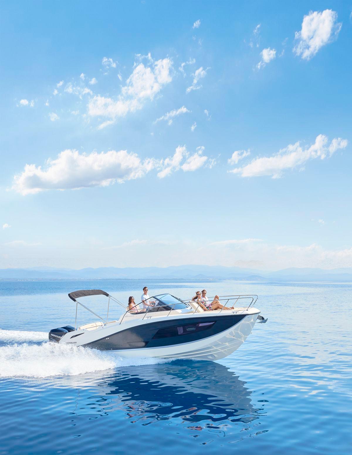 Quicksilver Activ 875 Sundeck