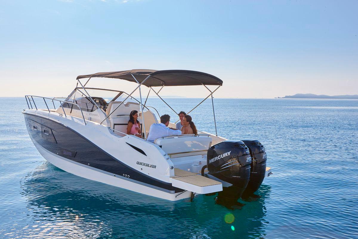 Quicksilver Activ 875 Sundeck